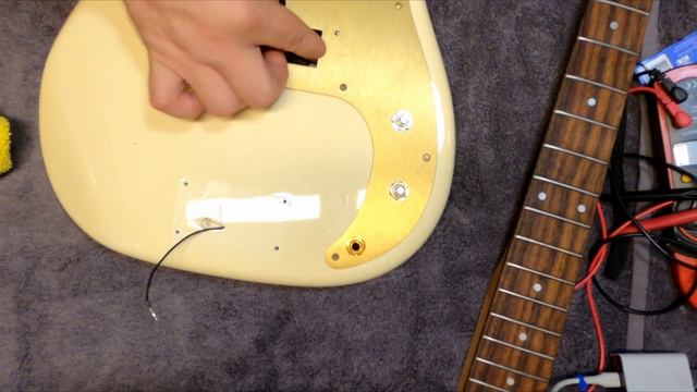 Turning a Squier Affinity P-Bass into a 40th Anniversary Squier model tribute смотреть онлайн