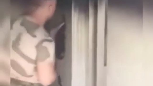 В доме спрятался армянин. Полковник Техран Менсимов уговаривает его выйти и сдаться. Карабах смотреть онлайн