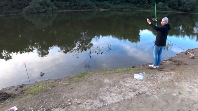 Рыбалка с фидером и удочкой на Днепре. Рыбалка в черте города Смоленска, на набережной. Фидер KAIDA смотреть онлайн