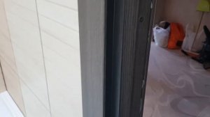 Чем закрыть щель между наличником и дверной коробкой.