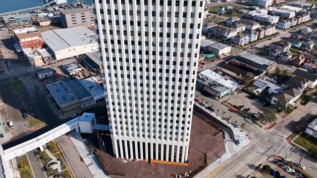 Fly Over One Moody Plaza: The Iconic Skyscraper of Galveston Island смотреть онлайн