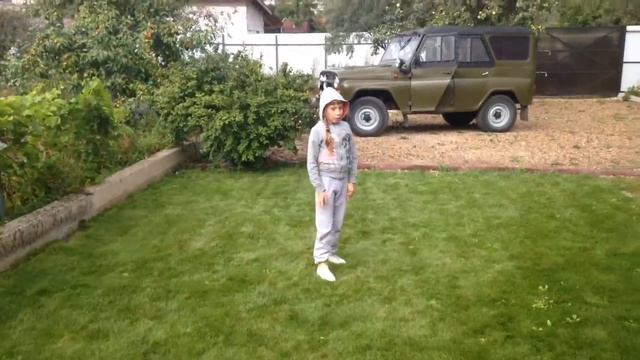 Учусь делать стойку на руках,на траве! А ещё пытаюсь сделать колесо! смотреть онлайн