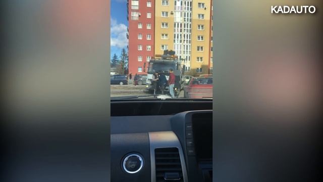 Не до обуви, когда надо бежать спасать машину. Ул. Железняка в Калининграде. 21.03.18 смотреть онлайн