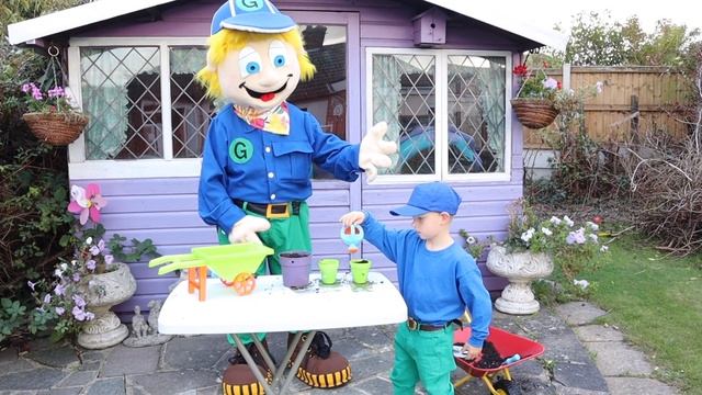 LITTLE TIKES UNBOXING with LITTLE GARY | GARY THE GARDENER - EP #14 смотреть онлайн