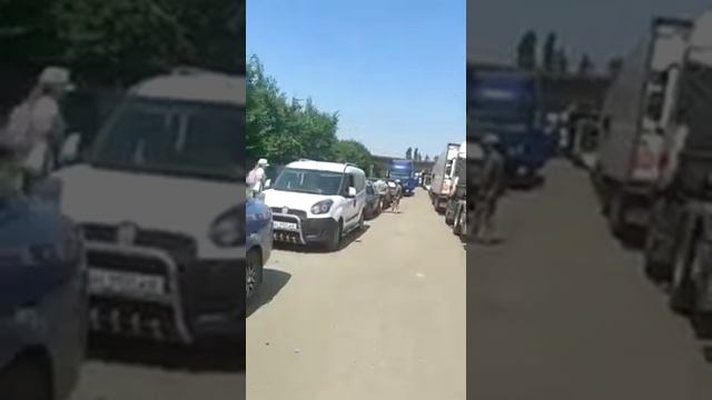 В сети показали, как таможенники издеваются над людьми на границе смотреть онлайн