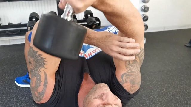 Разгибание руки на трицепс лёжа смотреть онлайн