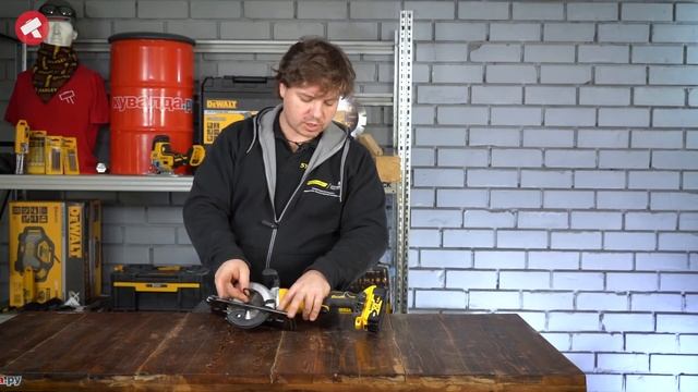 Новинка DEWALT DCS571N! Первый обзор на аккумуляторную циркулярную пилу. смотреть онлайн