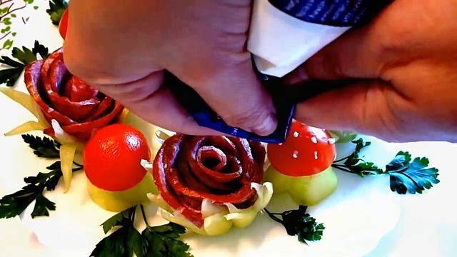 7 LIFE HACKS HOW TO CUT THE SAUSAGE - ART IN VEGETABLES & GARNISH CUCUMBER TOMATO CARVING смотреть онлайн