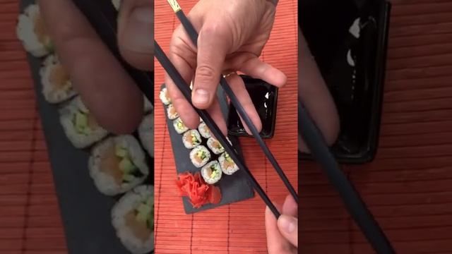 КАК ДЕРЖАТЬ ЯПОНСКИЕ ПАЛОЧКИ ? смотреть онлайн