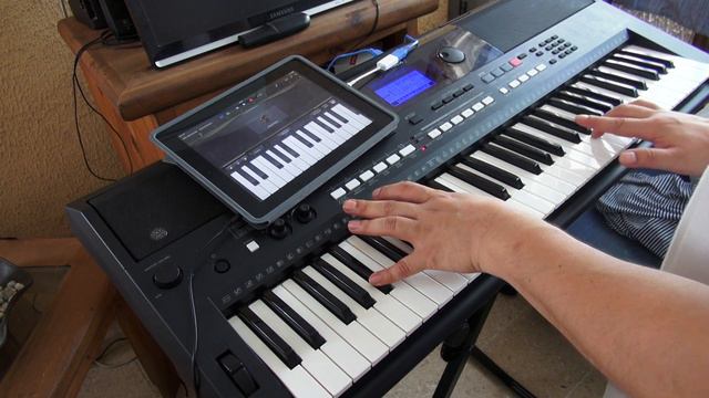 Testing Garage Band iPad App & Keyboard e433 YAMAHA смотреть онлайн