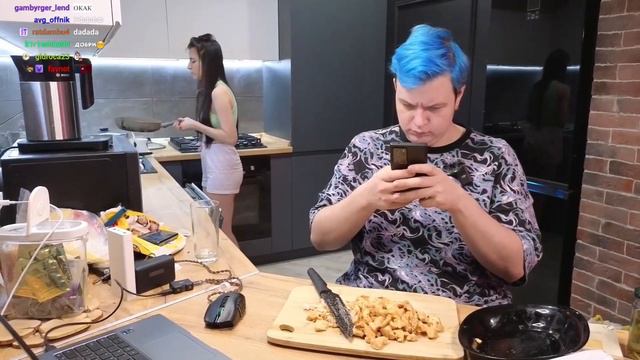 ПЯТЕРКА и СОНЕЧКА фуд стрим | ШАУРМА ИЗ жаренных ПЕЛЬМЕНЕЙ | SperM0 GRamma ПЯТЕРКИ смотреть онлайн