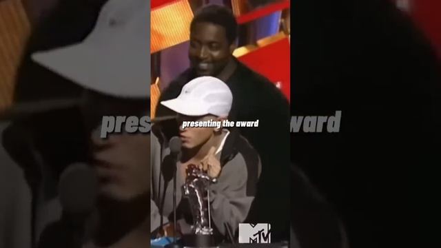 Eminem accepts an award from Britney Spears and Christina Aguilera? смотреть онлайн