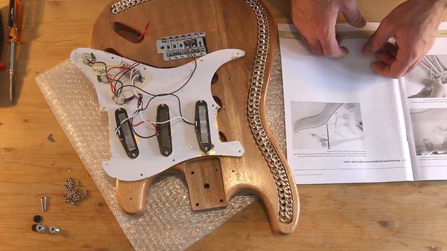 Building a Custom "Gold Chain" ST Guitar and P Bass for #DIYKitChallenge22 смотреть онлайн