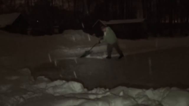 Катание на коньках под снегом и чистка катка на озере смотреть онлайн