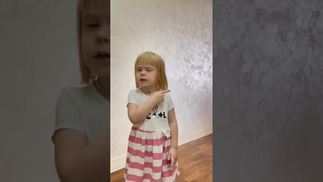 Мама спит, она устала. Это я её достала) смотреть онлайн
