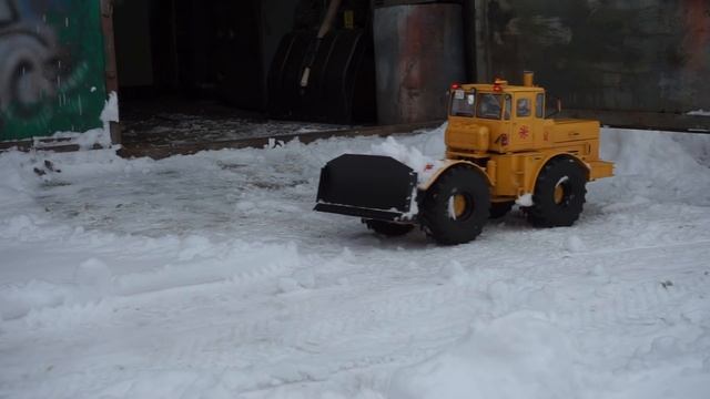 Радиоуправляемый трактор К-700 разгребает снег смотреть онлайн