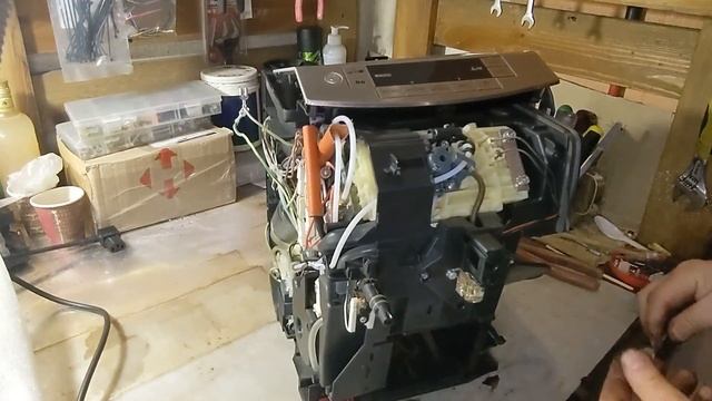 Кофемашина Delonghi PrimaDonna S. Ошибка: Вставьте заварочній узел. Ремонт . Часть1 "Разборка" смотреть онлайн