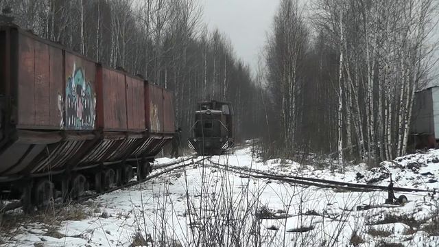 ЭСУ2А-987 с порожняком и ТУ7-1677, УЖД Мезиновского т/пр смотреть онлайн