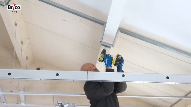 Réaliser un plafond suspendu sous rampant en plaque de plâtre - Tuto brico avec Robert смотреть онлайн