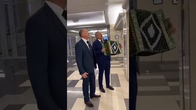 Двое мужчин наяривают песню на гармошке и поют на татарском языке! смотреть онлайн