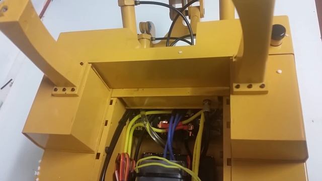 CSMI part 3 of 1/14 RC dozer review showing internals смотреть онлайн
