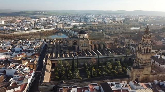 Vista Aerea en circulo de la Mezquita y la ciudad de Cordoba. Ver en alta calidad. смотреть онлайн
