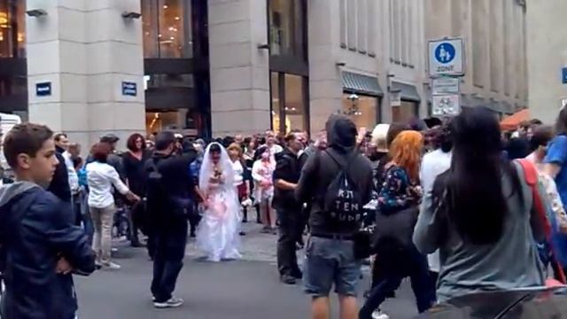 Zombies bei Karstadt, Zombiewalk Leipzig 15.09.2012 смотреть онлайн