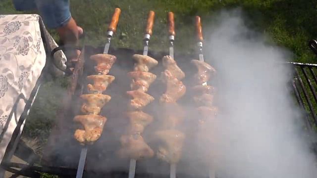 Готовим куриные крылья на углях.