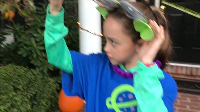 DIY: Toy Story Alien Costume #ToyStoryLand #DisneySMMC смотреть онлайн