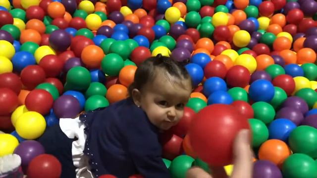 ОГРОМНЫЙ Бассейн с ШАРИКАМИ, ЧЕЛЛЕНДЖ УЧИМ ЦВЕТА ДЕТСКИЙ КАНАЛ/HUGE POOL WITH BALLS FOR KIDS смотреть онлайн