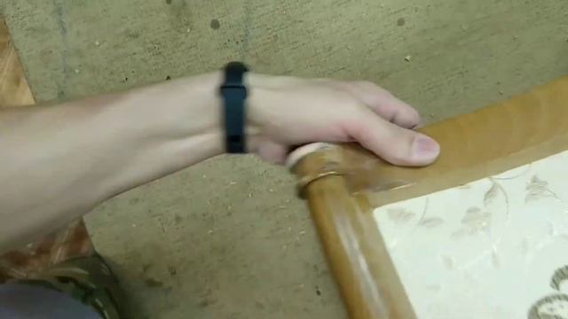 Как устранить скол дерева на спинке стула, при помощи клея и резака смотреть онлайн