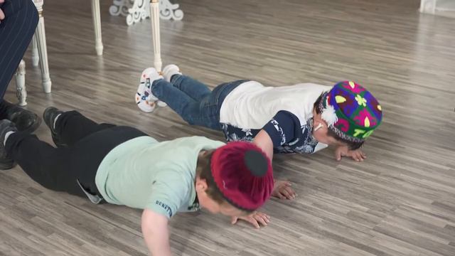 ХАСБИК И АБДУРОЗИК ОТЖИМАЮТСЯ смотреть онлайн