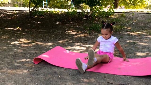 Комплекс упражнений для малышей. Упражнения для девочек вместе с Ариашей. Гимнастика для детей. смотреть онлайн