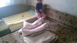 Строим Горку Из Подушек И Веселимся По Полной! We are building a mound of pillows and have fun on t