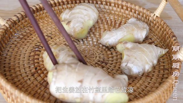 生薑放鍋里蒸一蒸，沒想到作用這麼大，很多人都不知道，長見識了。【丽丽厨房 Queen Kitchen】【心灵舒果美食】Steam the ginger in a pot смотреть онлайн