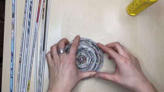 DIY. Плетение подставки из газетных трубочек. Weaving From Newspaper Tubes