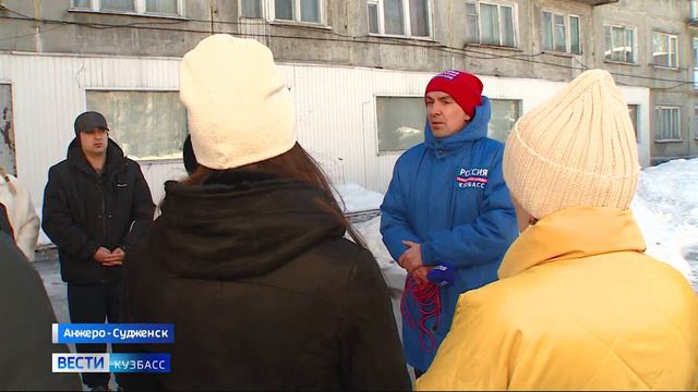 Квадраты раздора: в Кузбассе экс-сотрудников колледжа выселяют из общежития для студентов смотреть онлайн