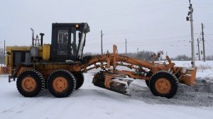 Грейдер ДЗ-98В. Очистка переезда.
