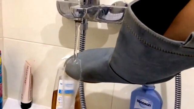 Эффект Aquaphob на замшевых сапогах смотреть онлайн