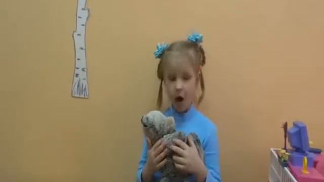 Л. Тасси «Оборванного мишку утешала» смотреть онлайн