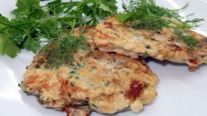 Отбивные из свинины в кляре с зеленью на сковороде