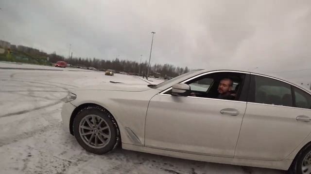 Первый снег и дрифт на BMW G30 смотреть онлайн