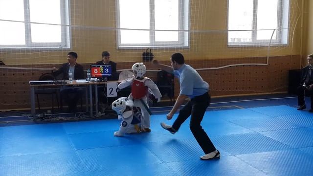 Трубников Артем. 2-БОЙ.28.03.2015. 1-открытый межрайонный турнир по Тхэквондо втф среди начинающих.