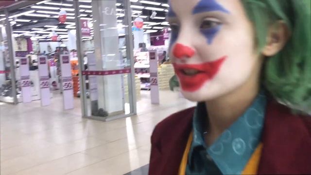 В ОБРАЗЕ ДЖОКЕРА ХОЖУ ПО ТОРГОВОМУ ЦЕНТРУ! смотреть онлайн