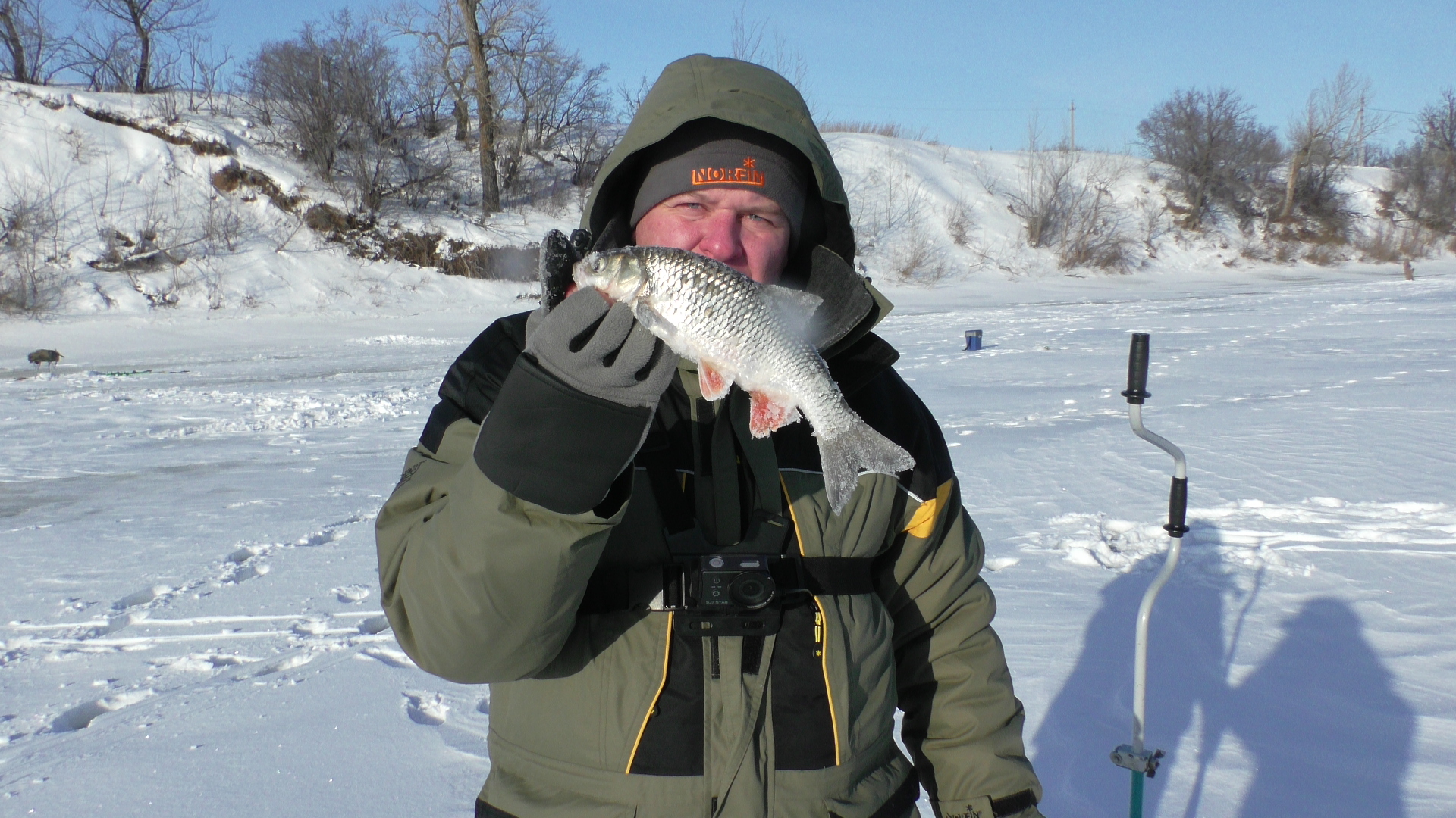 Неожиданный гость на рыбалке! Зимняя рыбалка смотреть онлайн