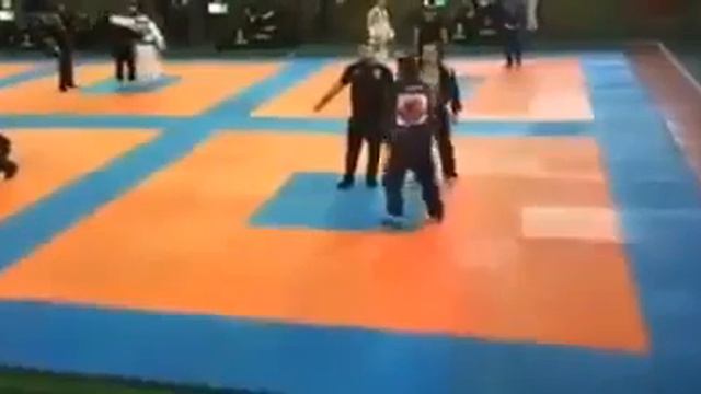 Судья отдал победу проигравшему за неуважительное поведение победителя смотреть онлайн