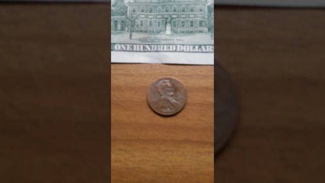 БАНКНОТА СТО ДОЛЛАРОВ И МОНЕТА ОДИН ЦЕНТ оборотом и президентом на светло-коричневой поверх. 8 Сент смотреть онлайн