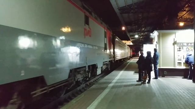Железнодорожный вокзал Воронеж-1 ночью. смотреть онлайн