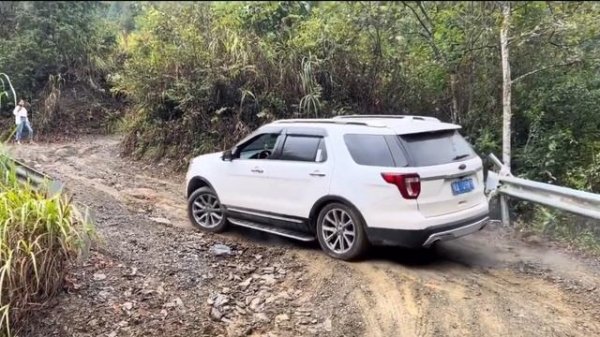 Ford Explorer off road fail