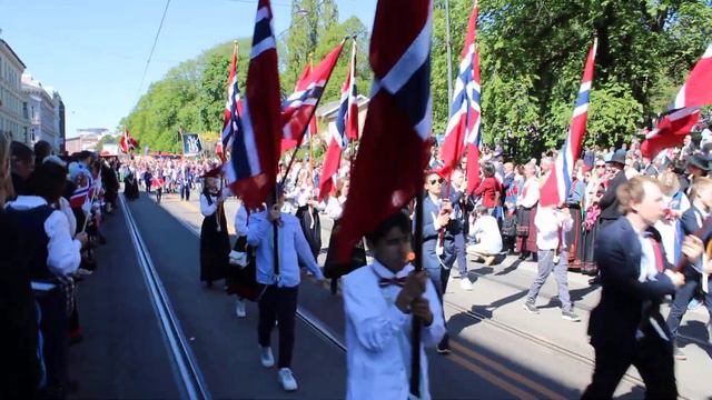 Норвегия Осло 17 мая день Независимости-праздничный парад в центре города национальные костюмы 48 смотреть онлайн
